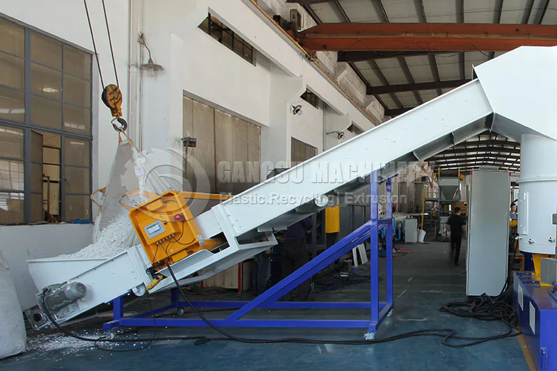 Screw feeding machine