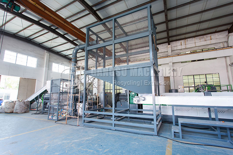 PET bottle buffer silo